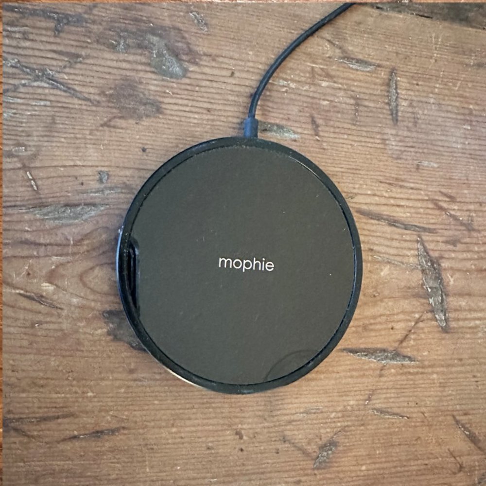 Mophie Qi Wireless Charger with Adapter, Black Gloss - Picture 2 of 3